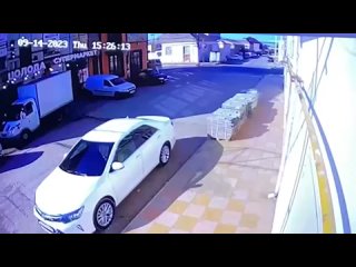В Дагестане водитель попыталась аккуратно припарковаться, но что-то пошло не так и авто встало боком на упаковки плиток