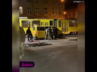 Во Львове военкомы толпой затолкали мужчину в «такси до фронта» — даже женщины пытались отбить его у