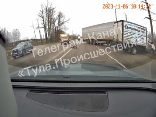 На Одоевском шоссе в Туле фура столкнулась с двумя «Газелями»