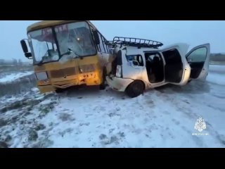 В Башкирии в ДТП с автомобилем «Лада Ларгус» пострадали три девочки из школьного автобуса