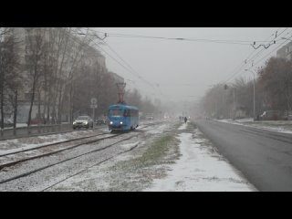 город уфа черниковка ул вологодская  28 10 2023.длинная прямая часть улицы.сильный снегопад в городе
