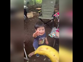 Малыш, который просто обожает бананы!