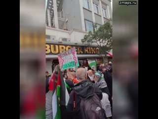 ️В Стамбуле на выходных прошли протесты перед филиалами Starbucks и Burger King в разных районах гор