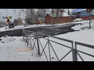 Самое время: в Советском ХМАО укладывают асфальт в снег 😡