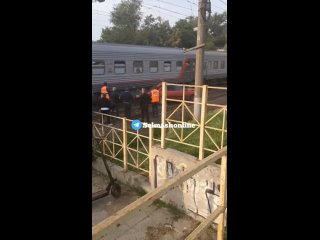 😱😳В Ростове иномарка вылетела с дороги под поезд.