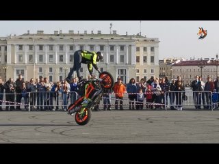 Парень прокатился без рук на заднем колесе мотоцикла по Дворцовой площади в Петербурге - настоящий трюкач