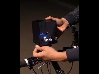 Велосипедист совместил лазерный проектор с GPS и получил идеальную систему навигации для темного времени суток.