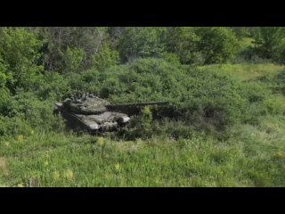 ▶️ Минобороны России показало кадры боевой работы экипажей танков Т-72Б3 Западного военного округа на передовых позициях в зоне