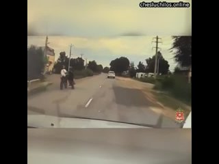 Двое несовершеннолетних мотоциклиста комично столкнулись на проезжей части в Абакане