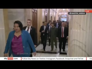 Атмосфера в Конгрессе США в момент экскурсии туда Зеленского (можно видеть лобби-коридор) :
