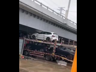 У меня приятель опрокинул автовоз.с очень дорогими тачками и ничего приехали забрали утилизировали и все путем.так что... - Игорь Губкин