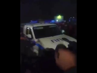 В Махачкале толпа начала громить полицейские машины