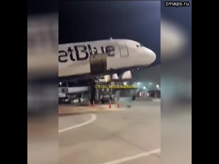 Самолет авиакомпании JetBlue сел на хвост в международном аэропорту Джона Ф. Кеннеди (JFK). Этот инц