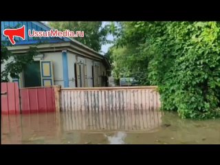 На затопленных улицах города работают волонтеры. Уссурийск-2023