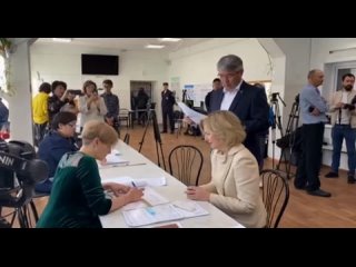 Глава Бурятии с супругой проголосовали на выборах депутатов Народного Хурала