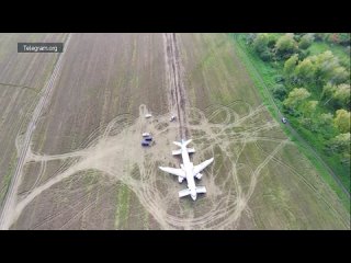 ️Un champ dans la région de Novossibirsk où un avion de ligne a atterri en raison de problèmes techniques
