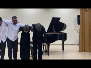 А. Лавиньяк - Марш-галоп для одинокого рояля и 8 рук