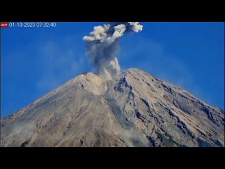 Пепловыброс на вулкане Семеру (Индонезия, ).