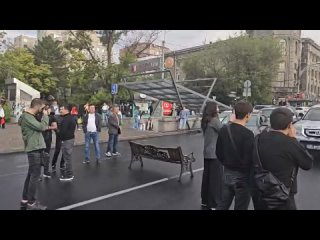 В Ереване с самого утра волнения. Студенты перекрывают дорогу