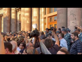 Толпа пытается прорваться в здание правительства в Ереване, в полицию летят бутылки.
