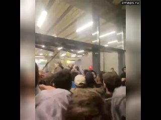Кадры прорыва толпы дагестанцев в аэропорт Махачкалы  Момент прорыва дагестанцев в аэропорт засняли