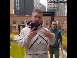 В Москве бородатый ебанат с коляской начал орать на работяг из-за того, что ему не понравился ремонт