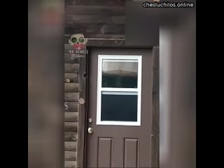Автор видео вышел на прогулку из своего дома и когда он решил проверить закрыл ли он входную дверь,