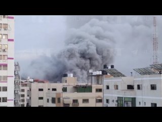 Момент попадания израильских ракет в многоэтажку в секторе Газа