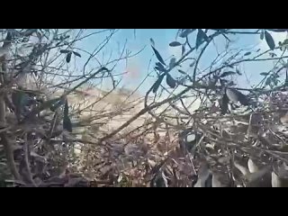 Боевик ХАМАС выложил эпичное видео, на котором он бежит к танку ЦАХАЛ, крепит на него взрывчатку, стреляет в него из гранатомета