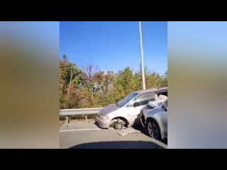 Четвертые автомобиля столкнулись перед низководным мостом  авария собирет пробку во Владивосток