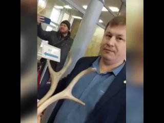 Активистка подарила рога главе Башкортостана