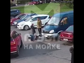 В Петербурге неадекват беспричинно напал на женщину и избил ее ногами при ребёнке   Мужчина в камуфл