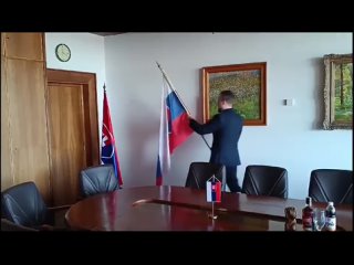 Новый спикер словацкого парламента Любош Блаха выбросил флаг ЕС, заменил портрет президента Зузаны Чапутовой портретом Че Гевары