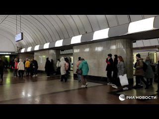 На временно конечной станции метро “Дубровка“ в Москве всё спокойно: толп нет ни в вестибюле, ни в самих поездах, передаёт корре