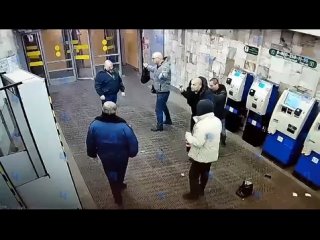 Пятеро пьяных мужчин напали на сотрудника метро в Петербурге