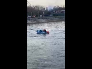 Неравнодушные спасли женщину с детьми на реке Ангаре в Иркутске.