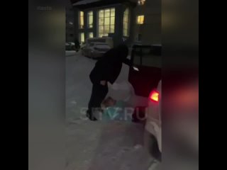 В Сургуте таксист-мигрант вышвырнул женщину из машины из-за замечания