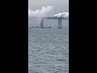 Над Крымским мостом фиксируется сильный дым