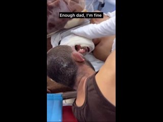 ‼️🇵🇸🥺Не бойся папа, будь сильным.»
Раненый палестинский ребенок утешает своего отца в одной из больниц сектора Газа