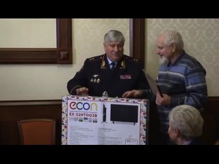 Подмосковный главк МВД подарил телевизор пенсионеру, задержавшему грабителя в Щёлково