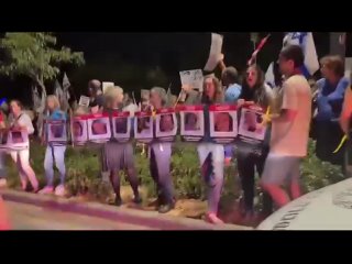 🇮🇱  About 1,000 israeli settlers demonstrated tonight (Saturday) in front of Netanyahu’s private residence in Caesarea, expressi