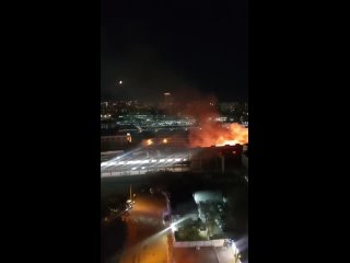 🔥 Крупный пожар произошёл в ангаре около Ленинградского вокзала в Москве.