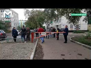 Старшая по дому в Рубцовске поставила шлагбаум с тремя замками и начала воевать с соседями из-за новой дороги