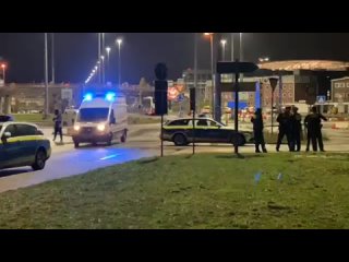 ️Неизвестный протаранил ограждение аэропорта в Гамбурге и устроил стрельбу - Bild