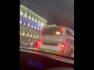 В Воронеже всё стабильно: там группа молодых парней забралась на крышу автобуса, откуда запустили фейерверки.