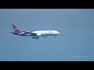 Боинг 777 авиакомпании Thai Airways International на глиссаде перед приземлением в аэропорту Пхукет.