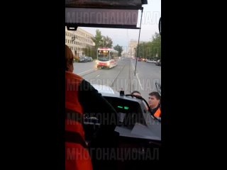 В Екатеринбурге кавказец перегородил своей приорой дорогу трамваю