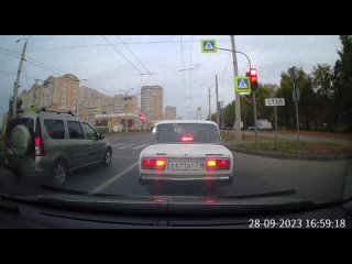 Водитель BMW прокатился на красный по пешеходному переходу в Новом городе.