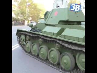 Отреставрированный танк Т-70 на полном ходу проехал по родному Мелитополю