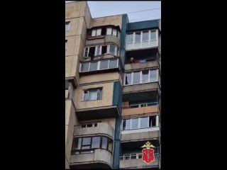 В Петербурге полицейский спас женщину от падения с пятнадцатого этажа